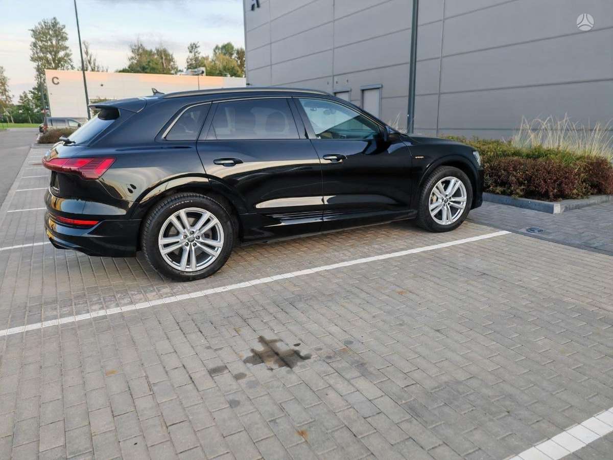 Audi e-tron, 71 kWh, off-road / crossover