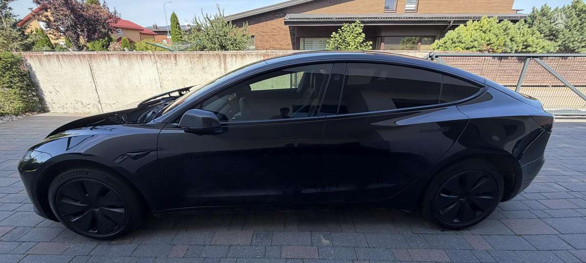 Tesla Model 3, hatchback