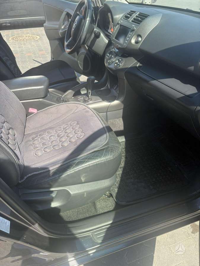Toyota RAV4 - 8