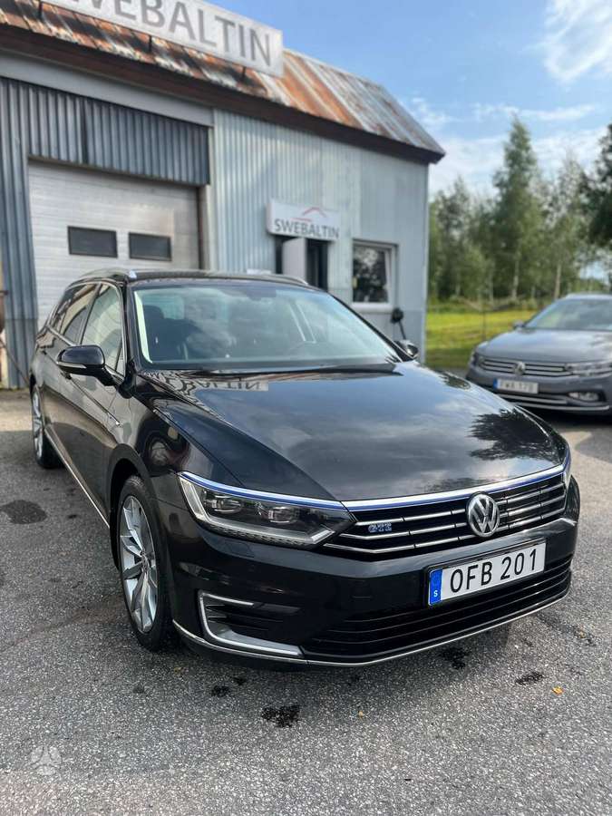 Volkswagen Passat - 1