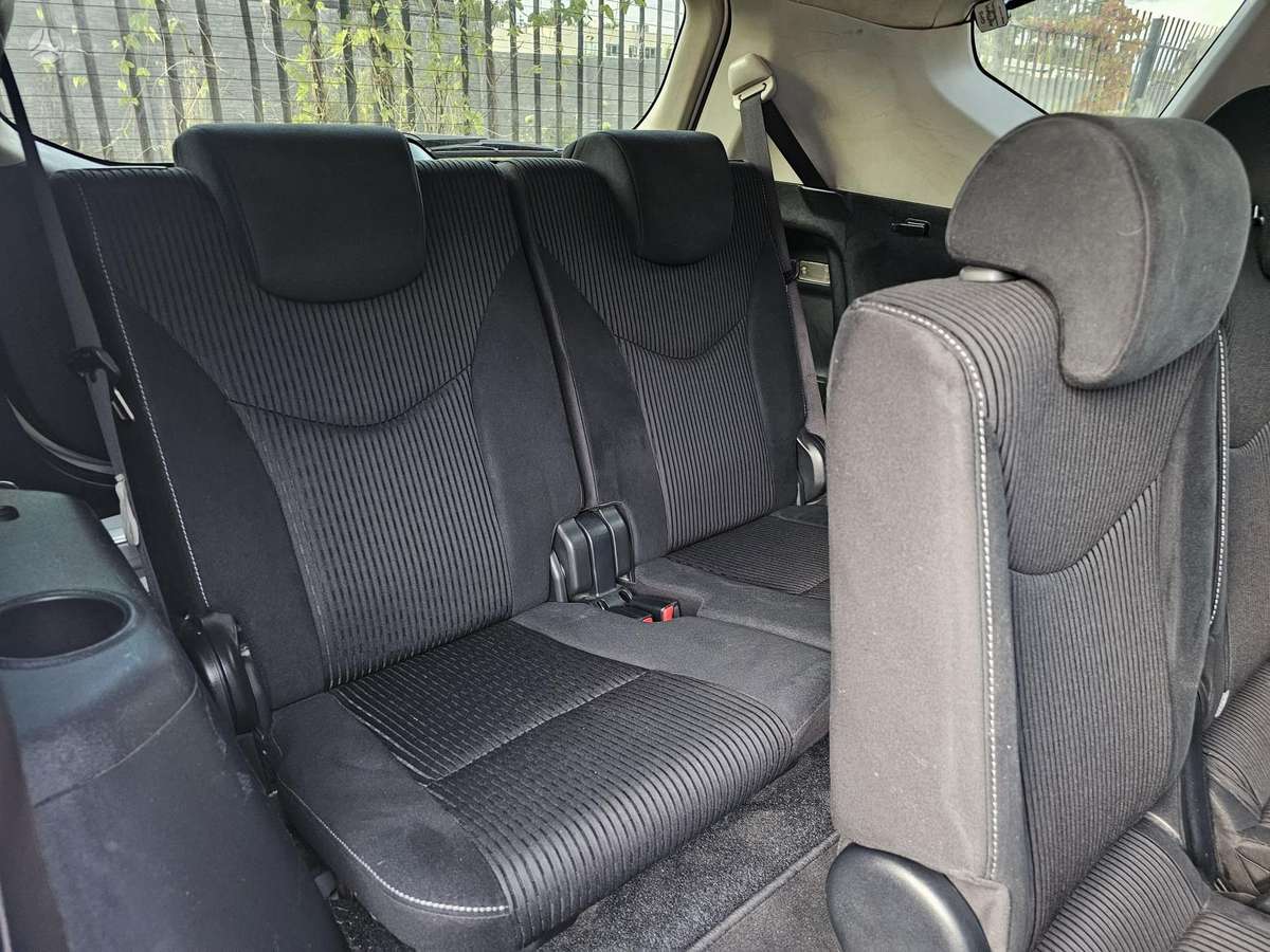 Toyota Prius+ - 11