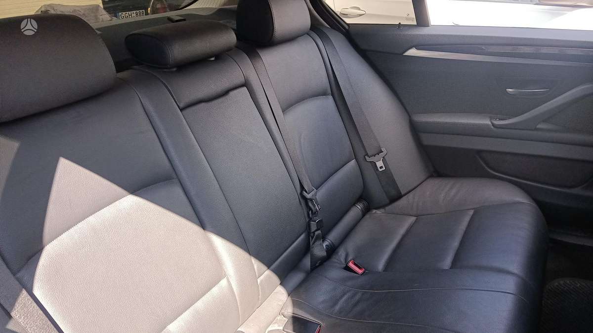 BMW 5 serija sėdynės, saugos diržai