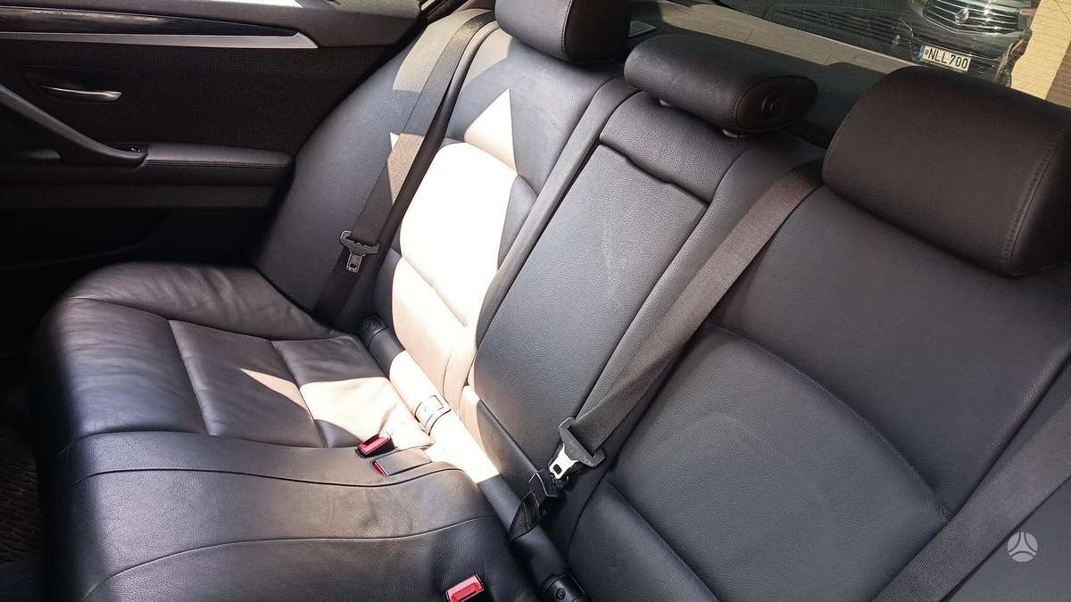 BMW 5 serija sėdynės, saugos diržai