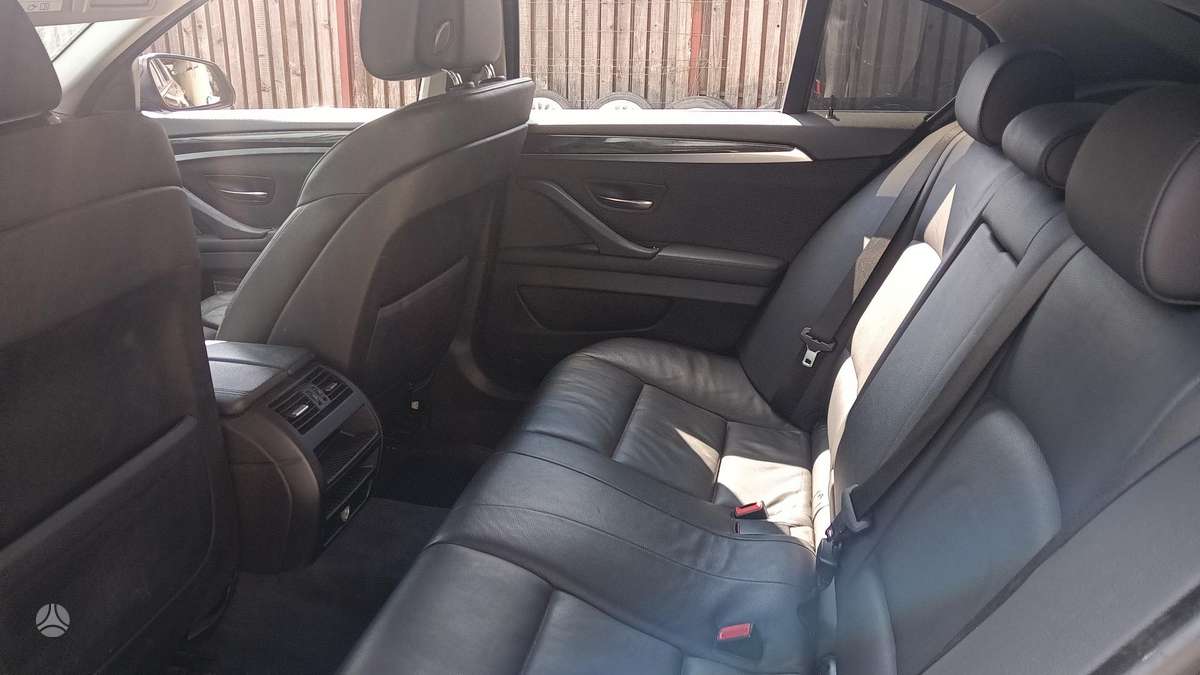 BMW 5 serija sėdynės, saugos diržai