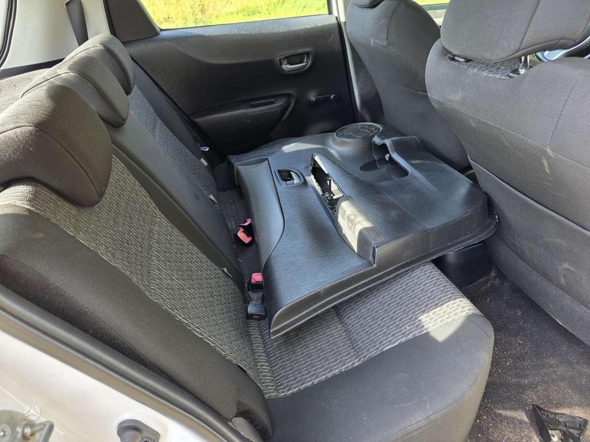 Toyota Yaris - 10