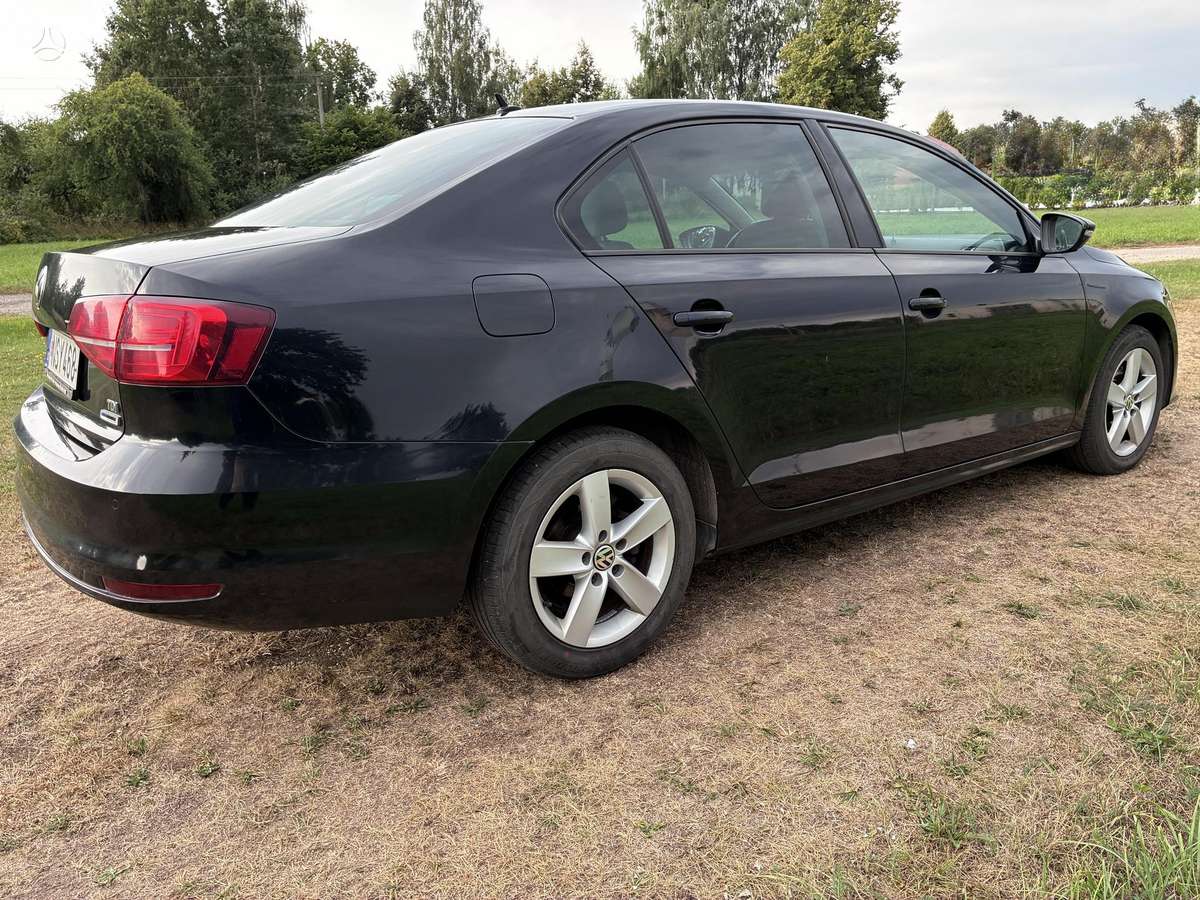 Volkswagen Jetta - 4