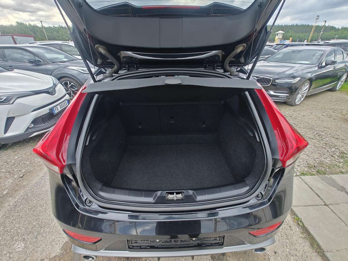 Volvo V40, 2.0 l., Хэтчбек