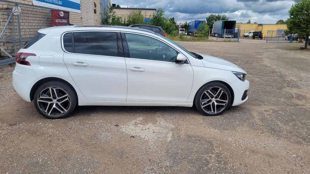 Peugeot 308, 1.2 l., hatchback
