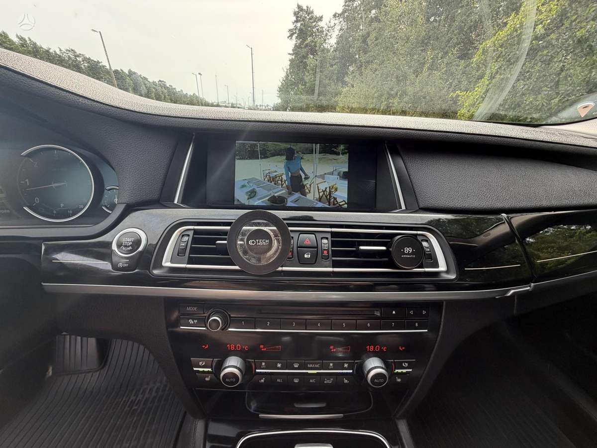 BMW 750, 3.0 l., Седан