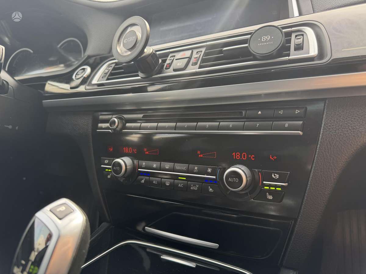 BMW 750, 3.0 l., Седан