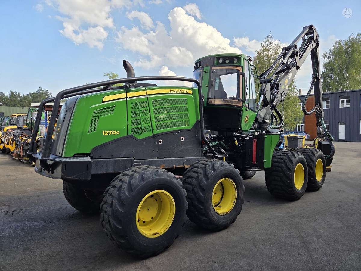 John Deere 1270G, harvesters