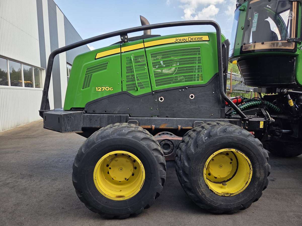 John Deere 1270G, harvesters