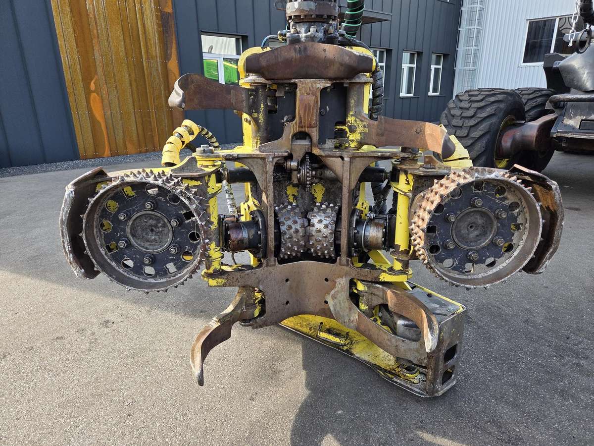 John Deere 1270G, harvesters