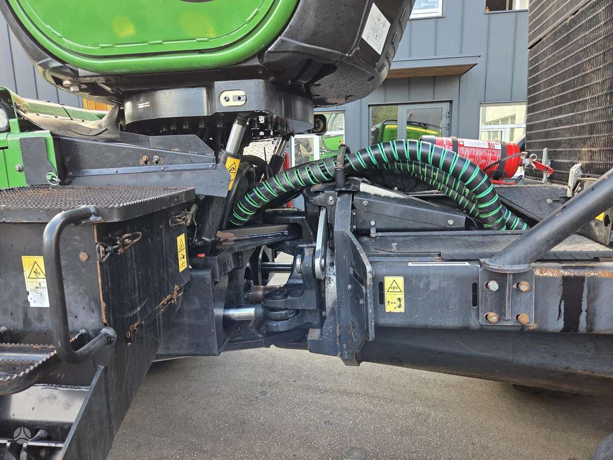 John Deere 1270G, harvesters