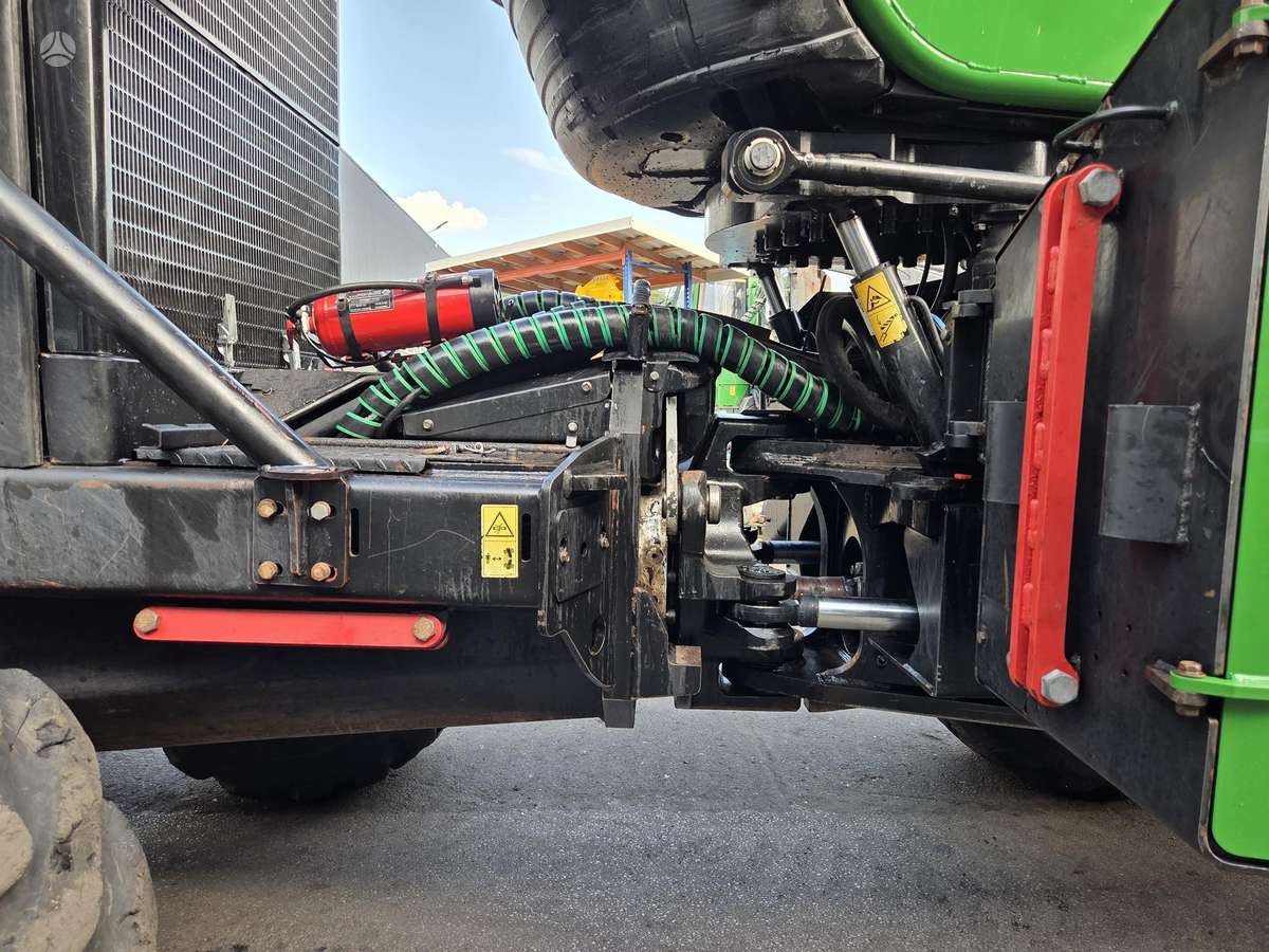 John Deere 1270G, harvesters