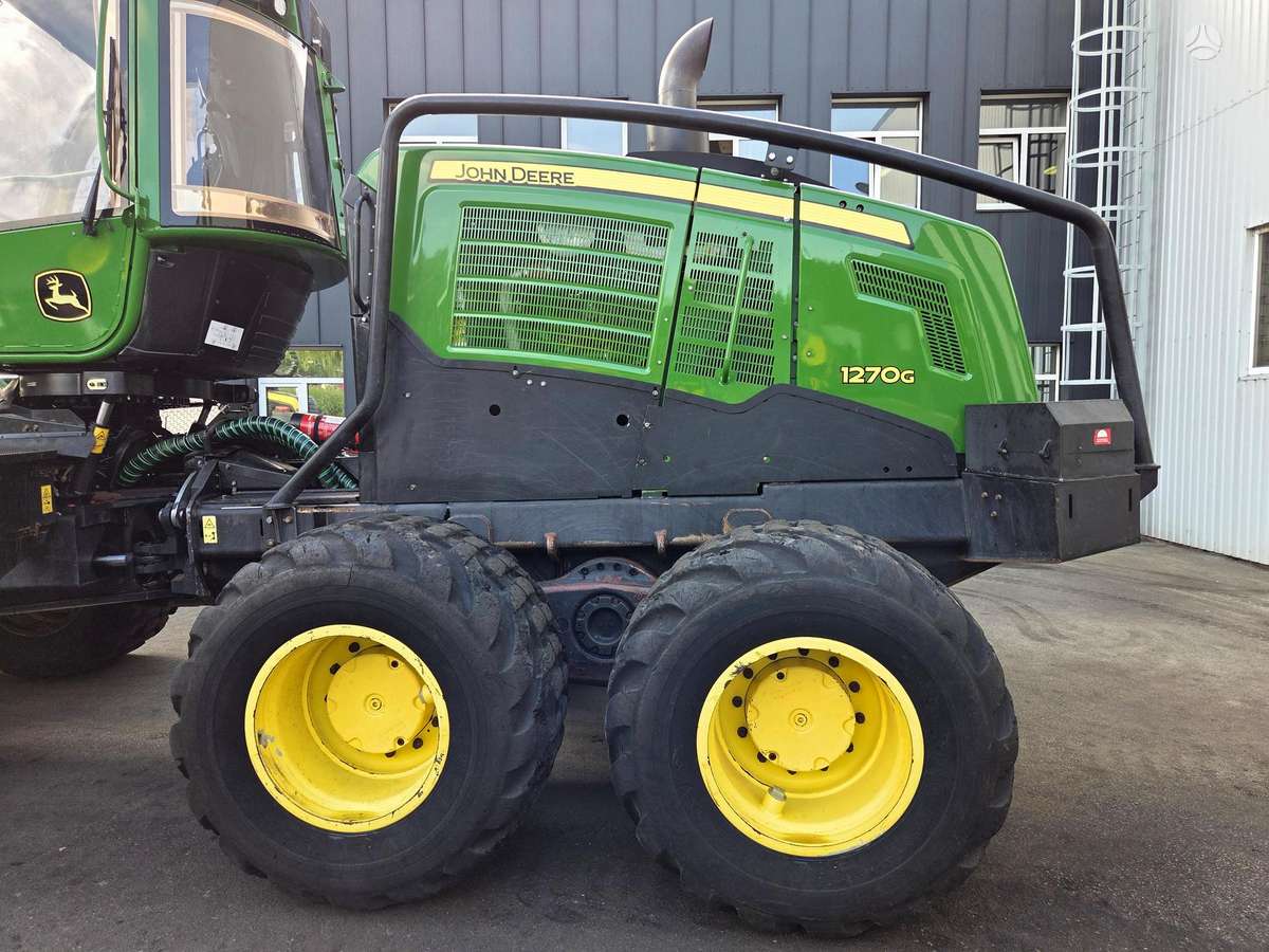 John Deere 1270G, harvesters