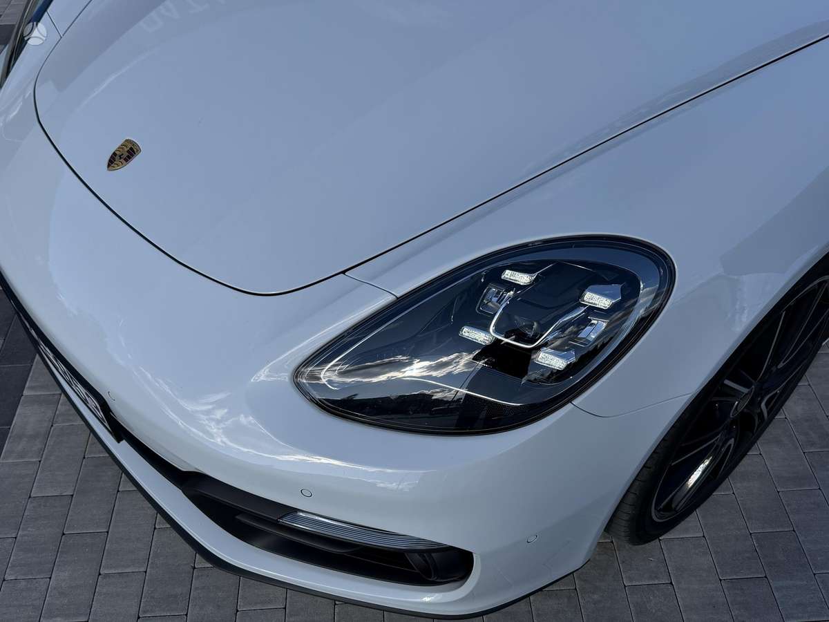 Porsche Panamera, Седан