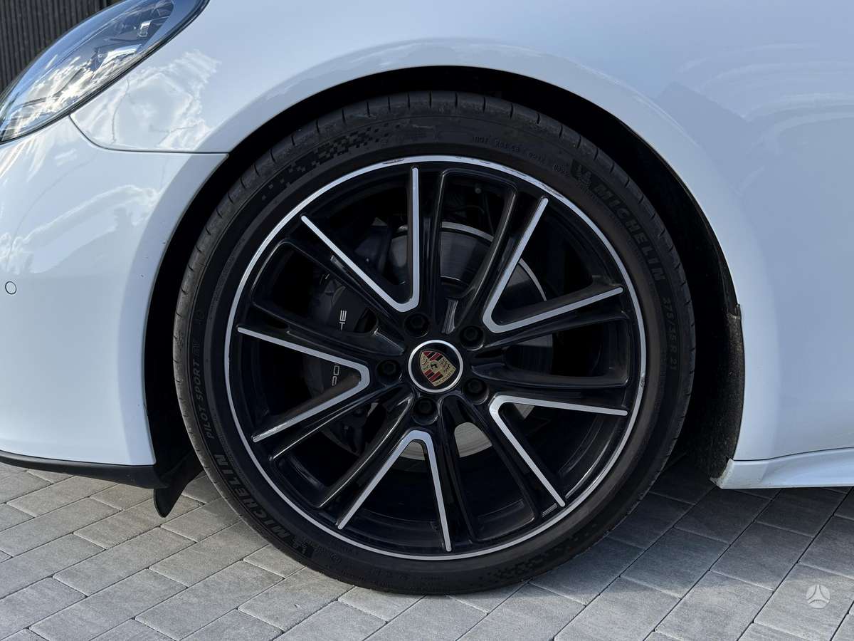 Porsche Panamera, Седан