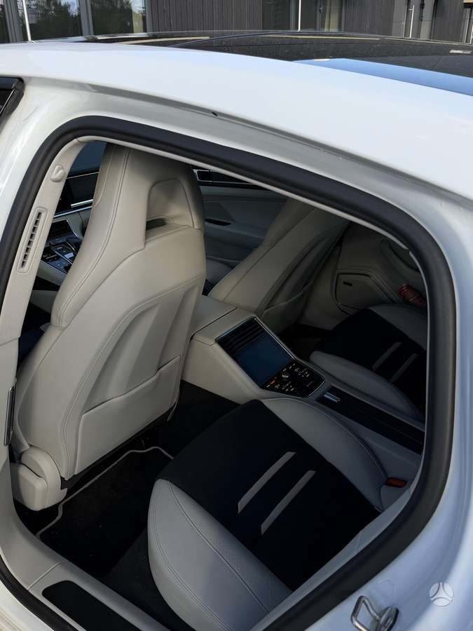 Porsche Panamera, Седан