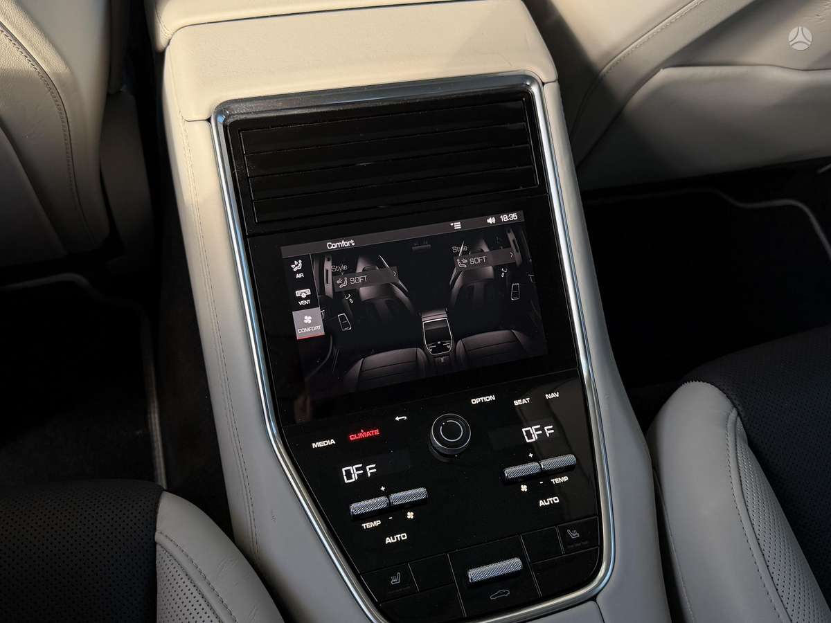 Porsche Panamera, Седан