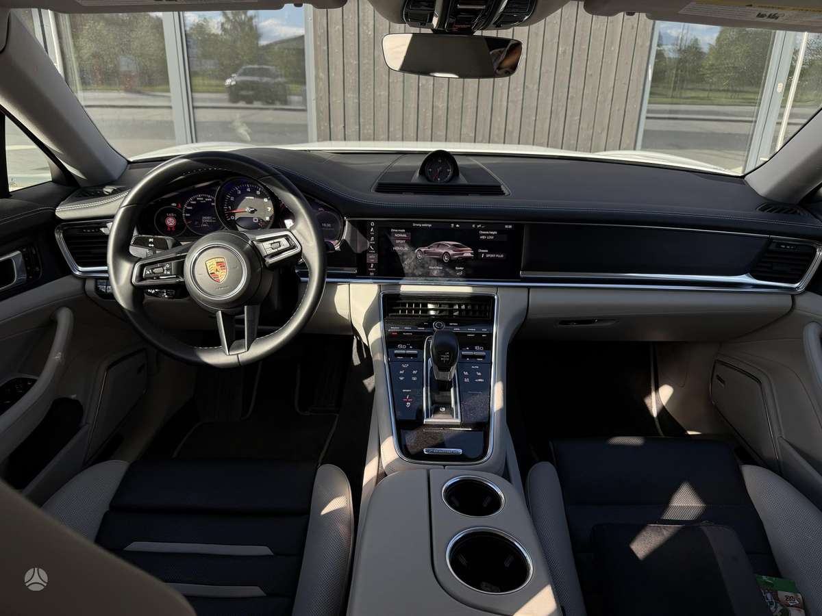 Porsche Panamera, Седан