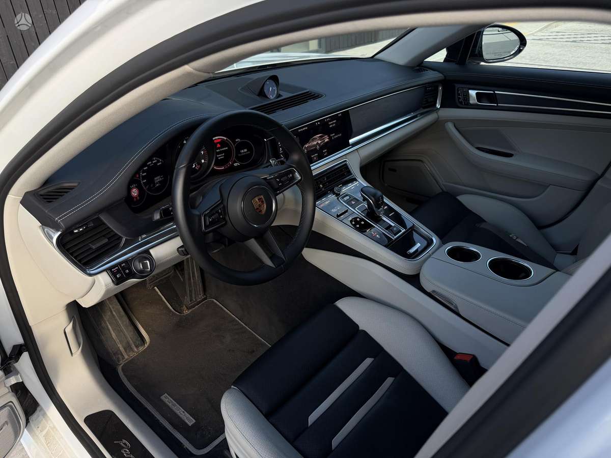 Porsche Panamera, Седан