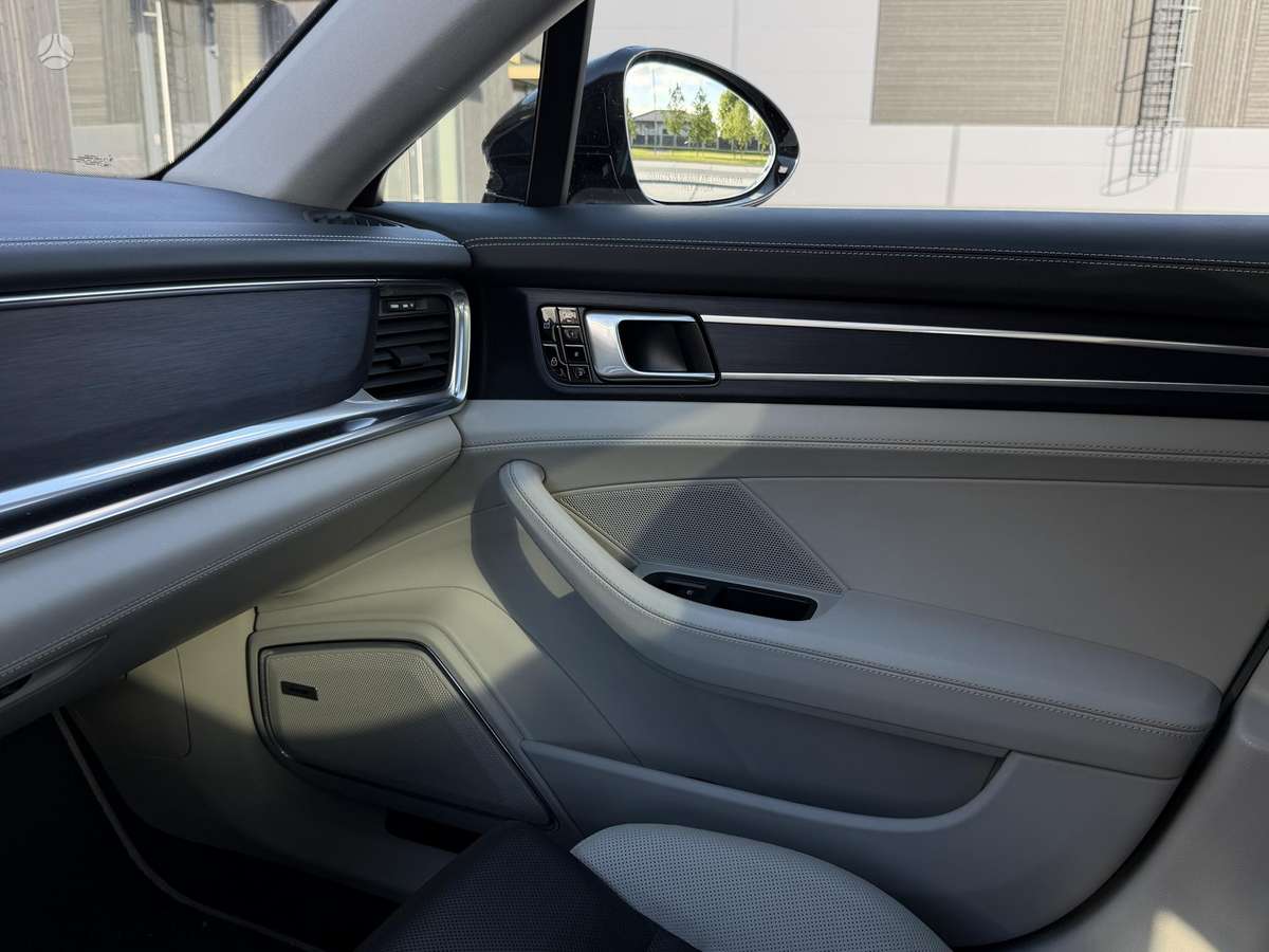 Porsche Panamera, Седан
