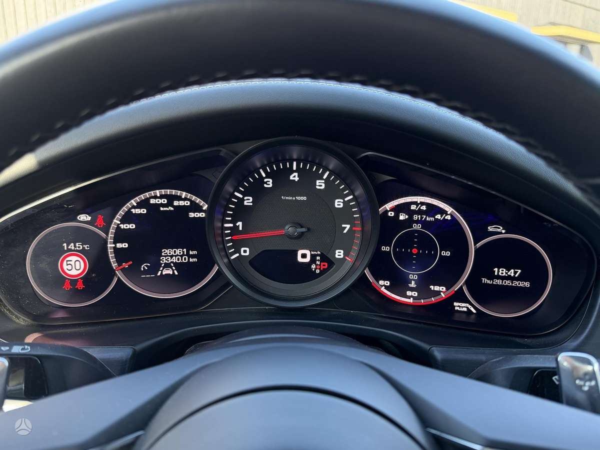 Porsche Panamera, Седан