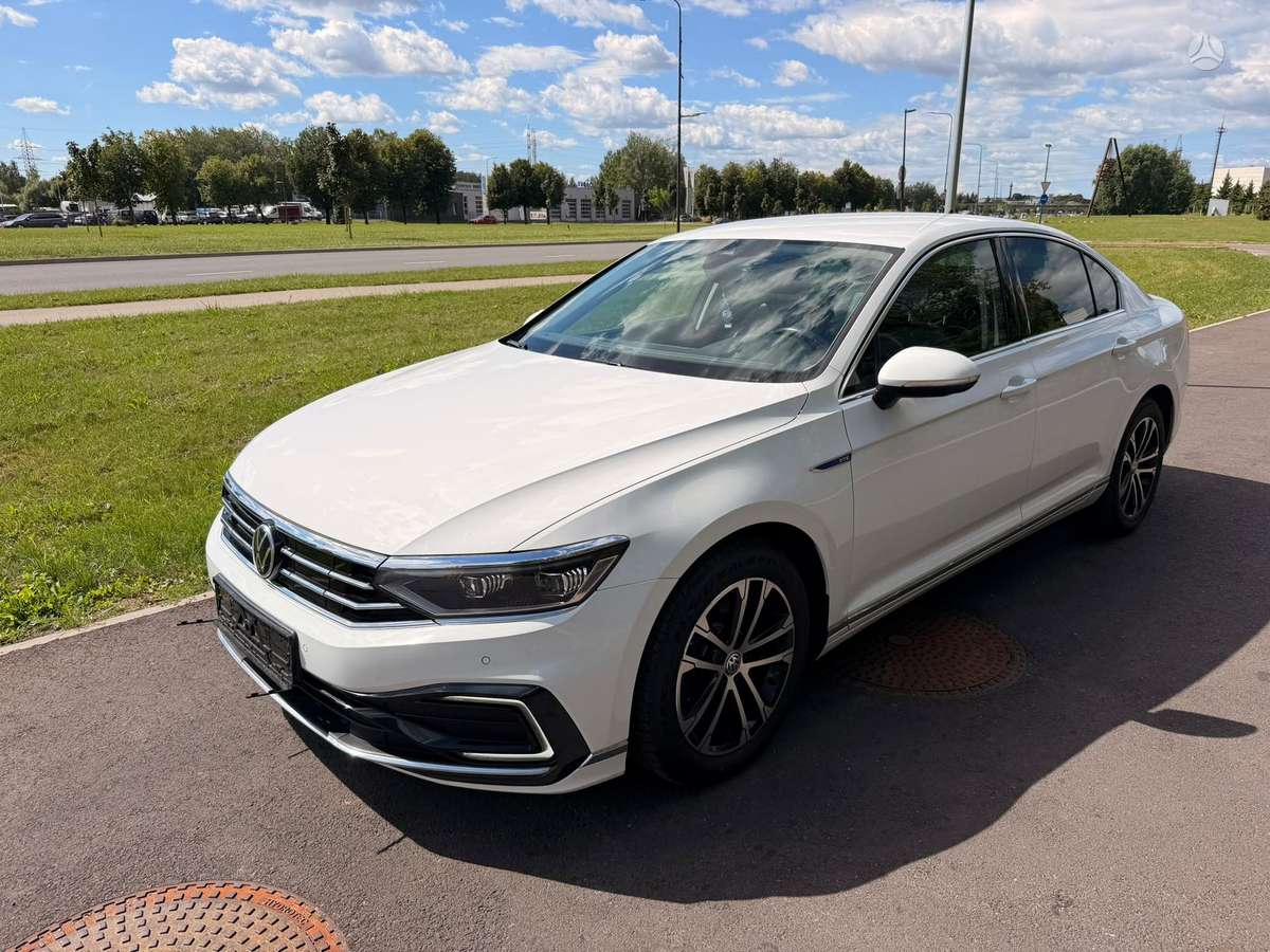 Volkswagen Passat - 1