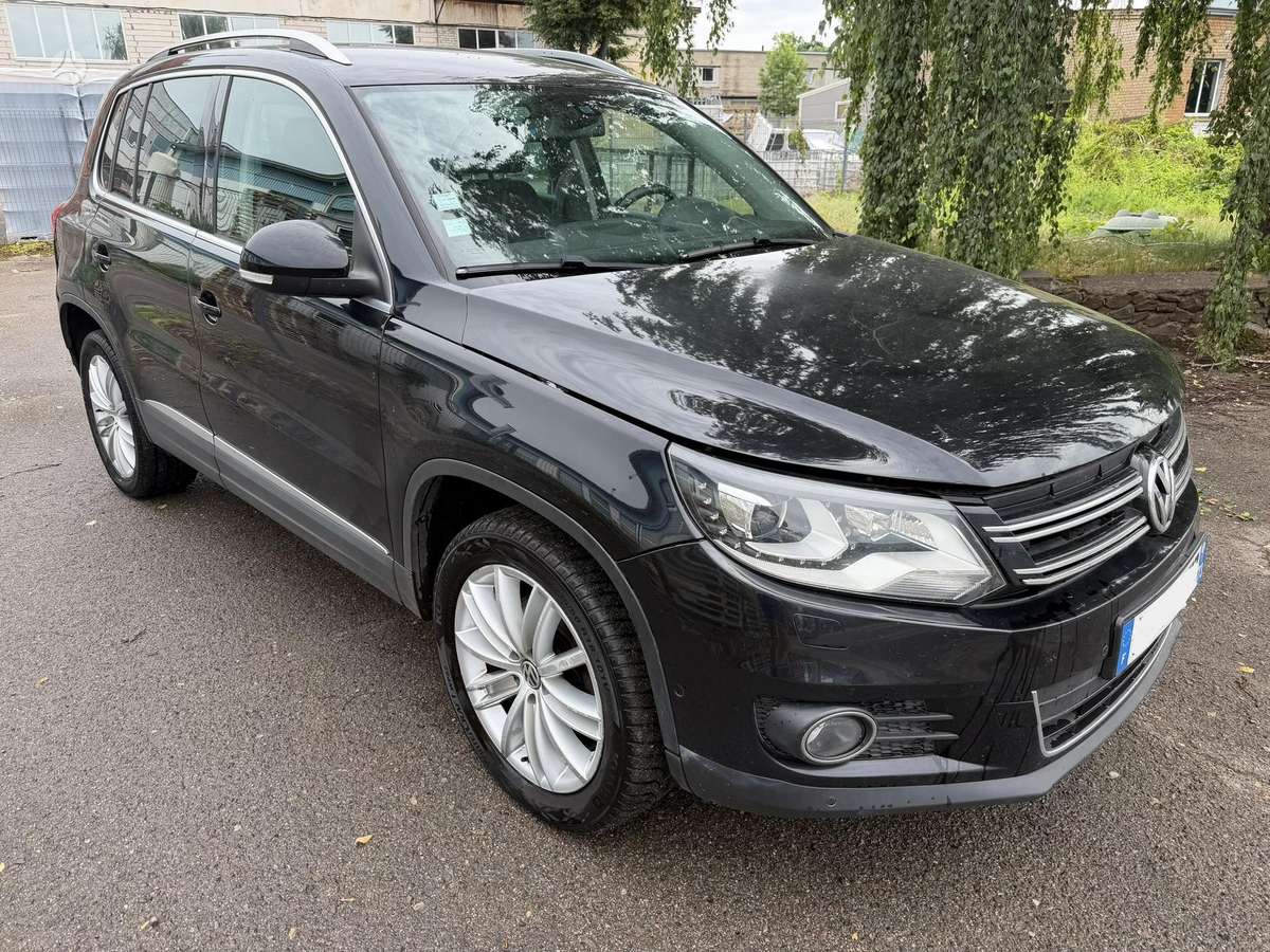 Volkswagen Tiguan - 1