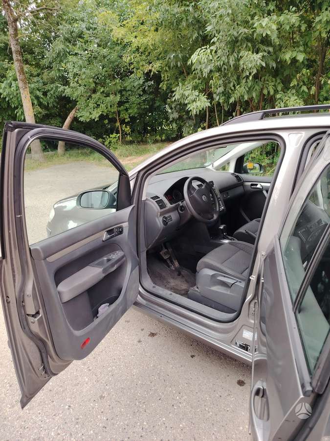 Volkswagen Touran - 11