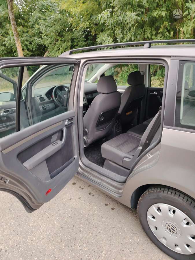Volkswagen Touran - 12