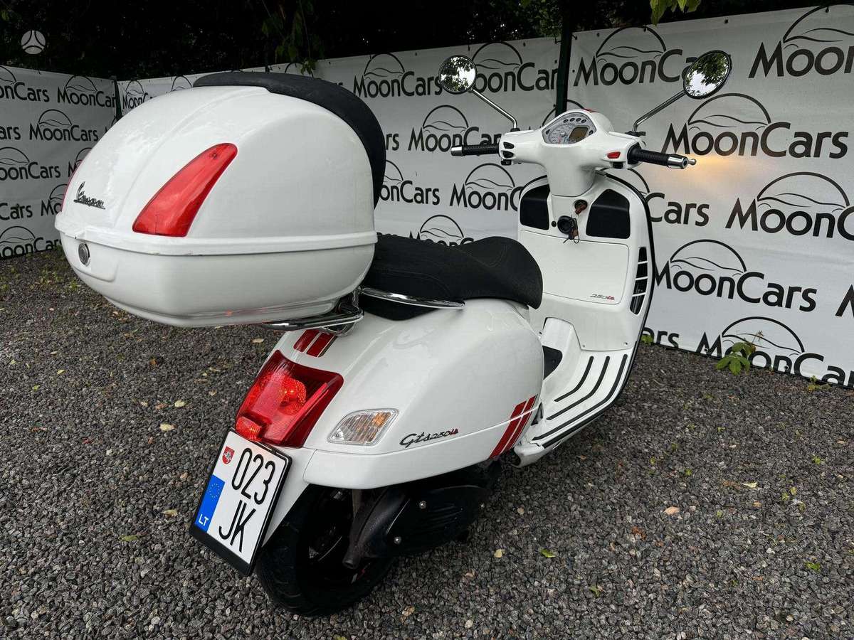 Piaggio Vespa 250cc, scooters / mopeds