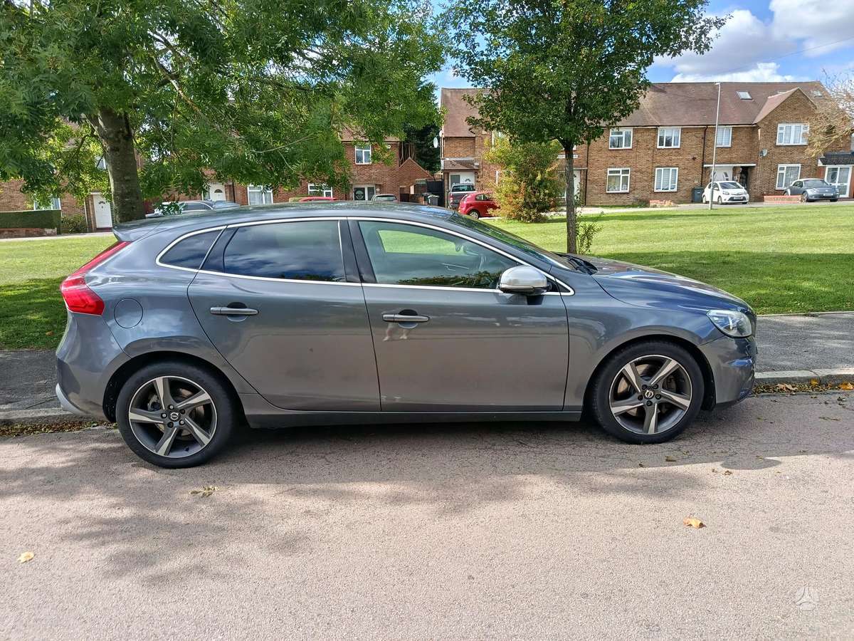 Volvo V40, Хэтчбек