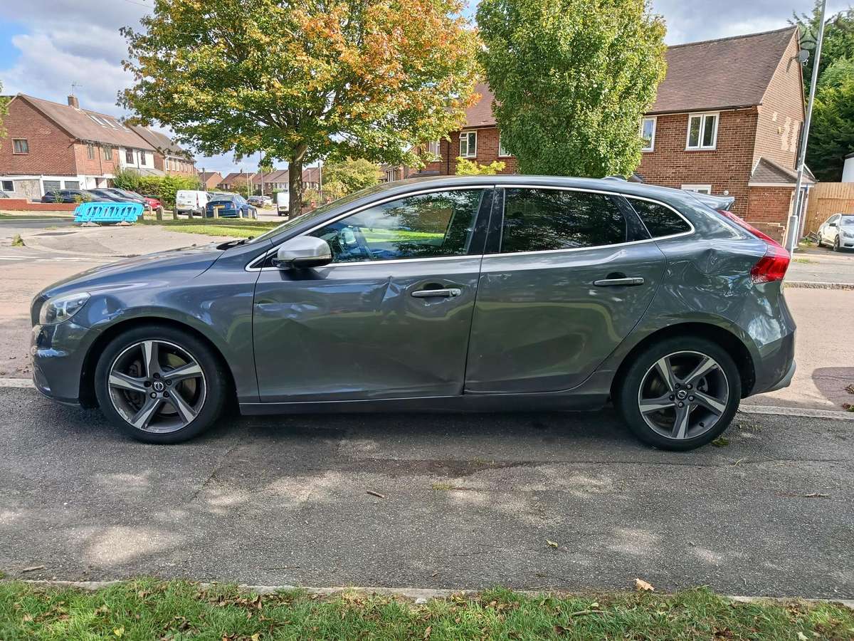 Volvo V40, Хэтчбек
