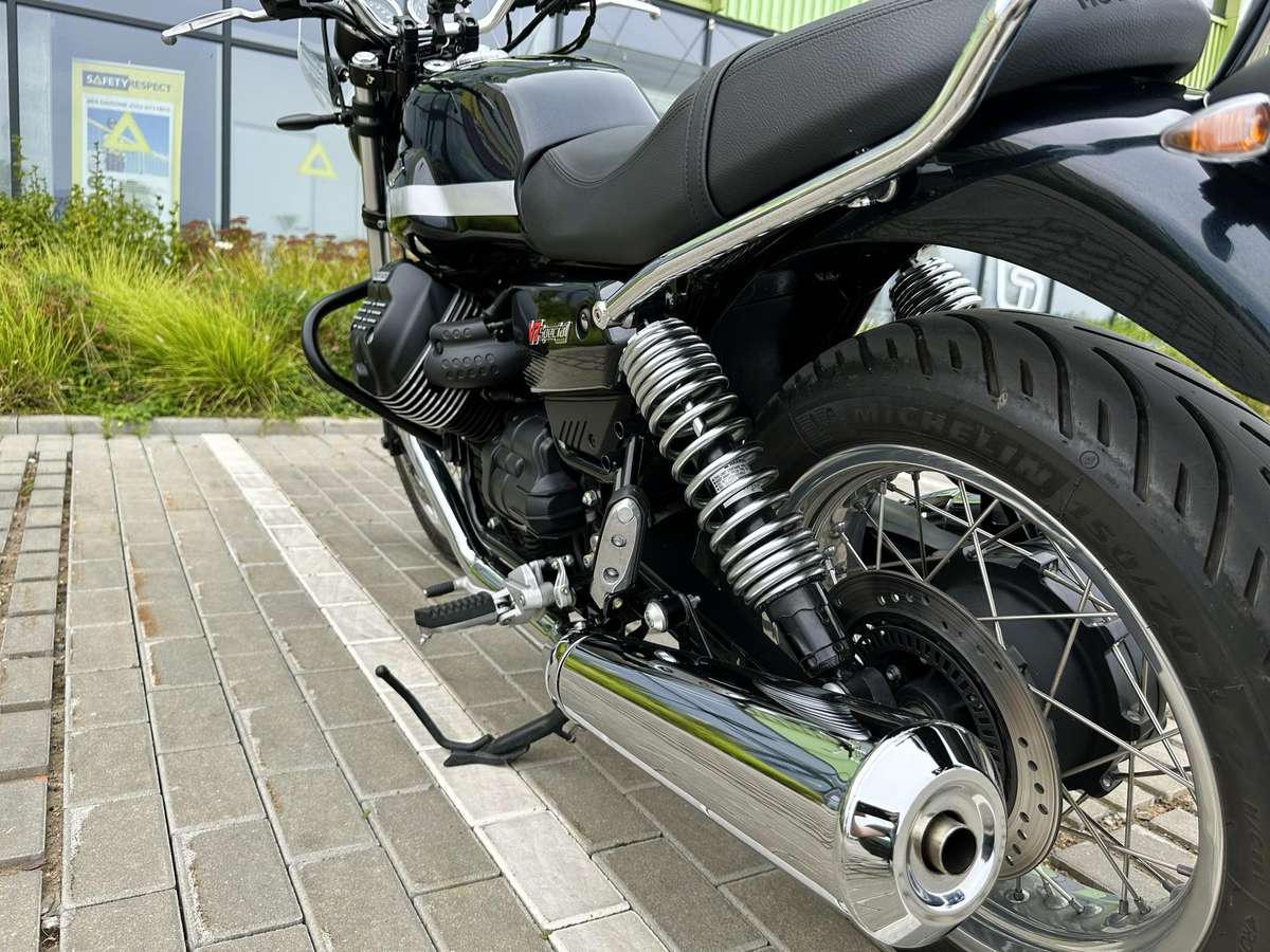 Moto Guzzi V7 853cc, street / classic