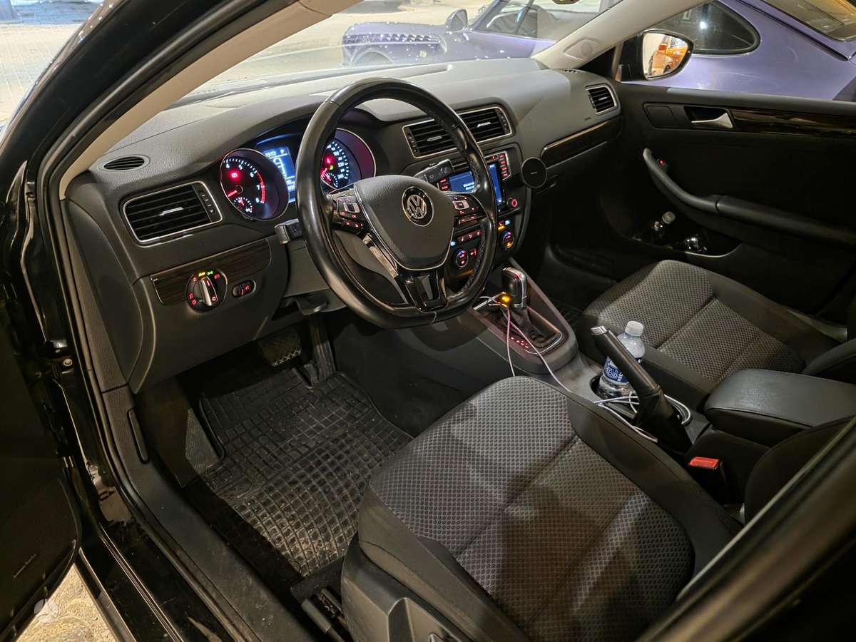 Volkswagen Jetta - 4