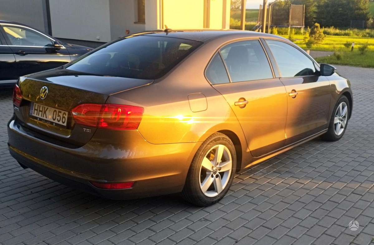 Volkswagen Jetta - 4