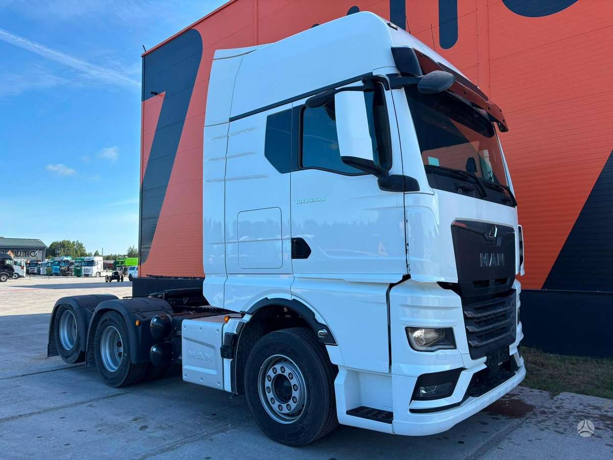 MAN TGX 28.520 6x2, single sleeper