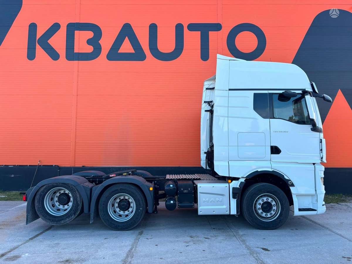 MAN TGX 28.520 6x2, single sleeper