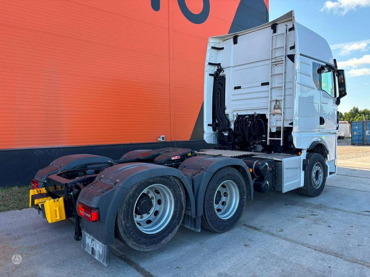 MAN TGX 28.520 6x2, single sleeper