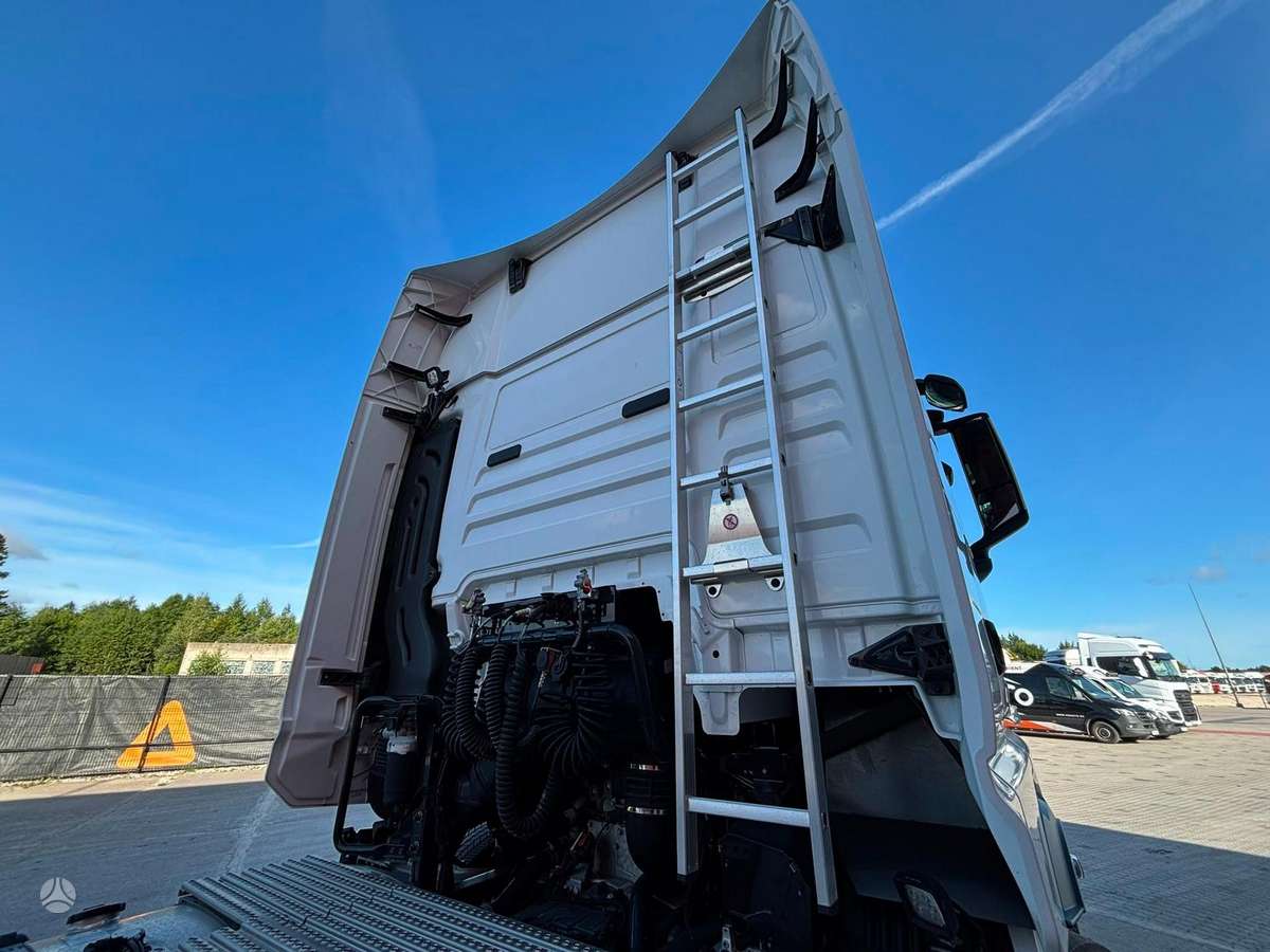 MAN TGX 28.520 6x2, single sleeper