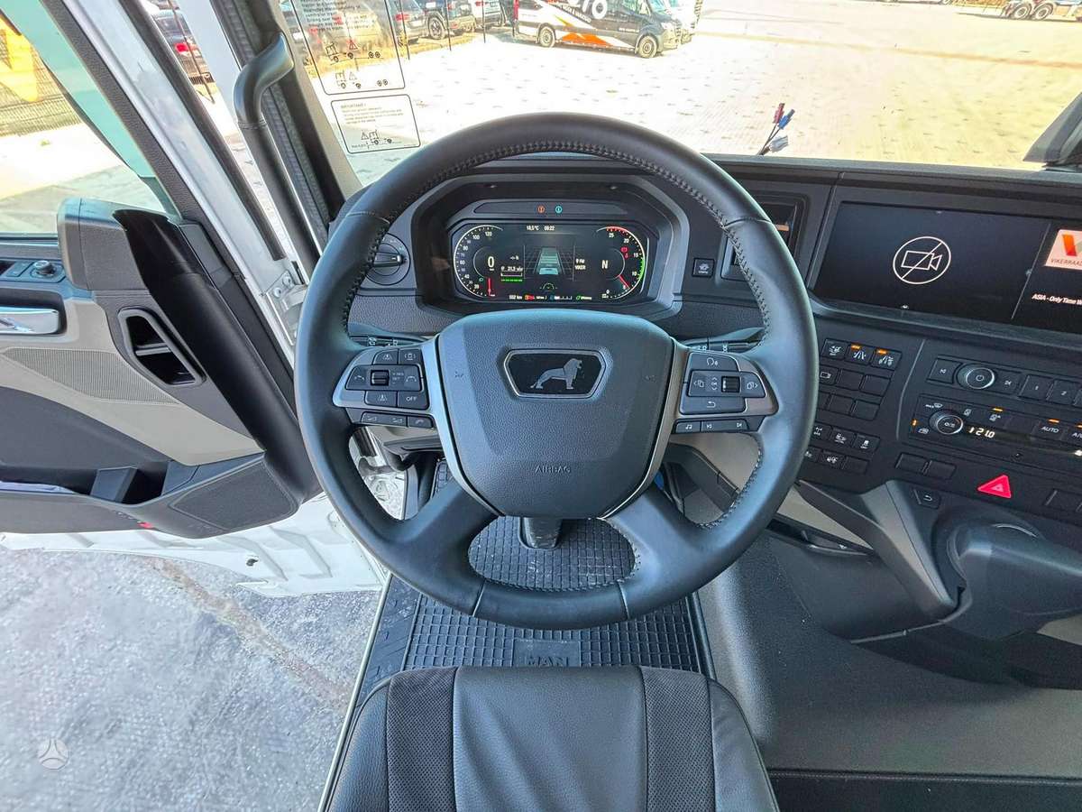 MAN TGX 28.520 6x2, single sleeper