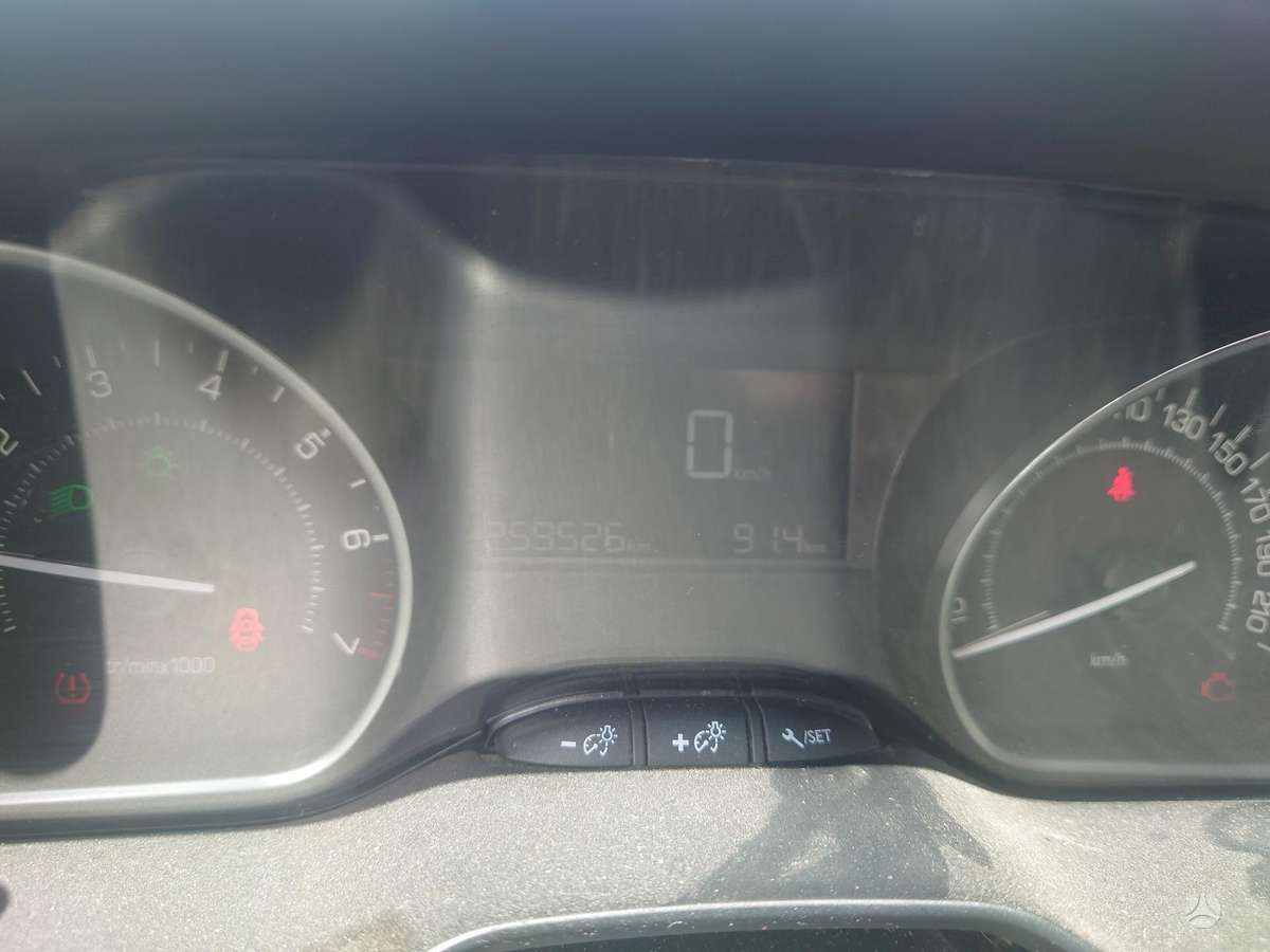 Peugeot 208 dalimis
