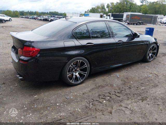 BMW M5, Седан