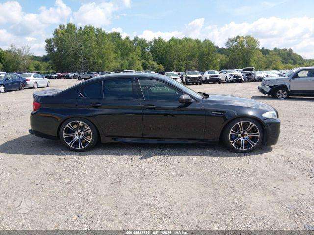 BMW M5, Седан