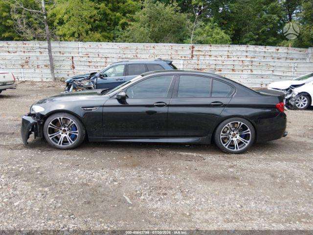 BMW M5, Седан