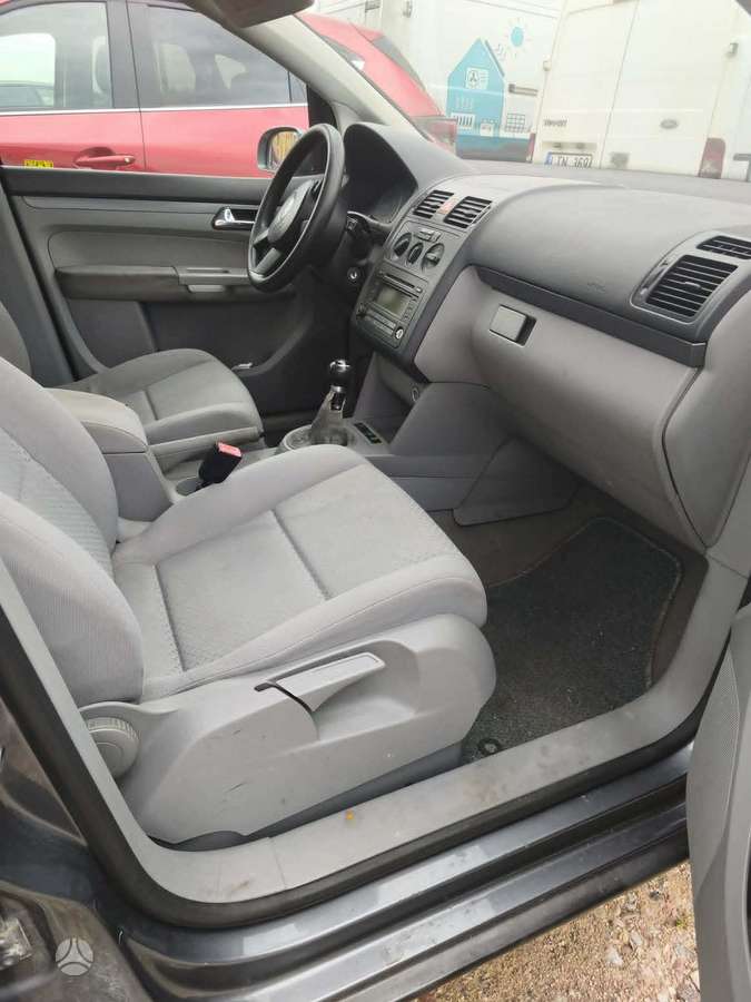 Volkswagen Touran - 10
