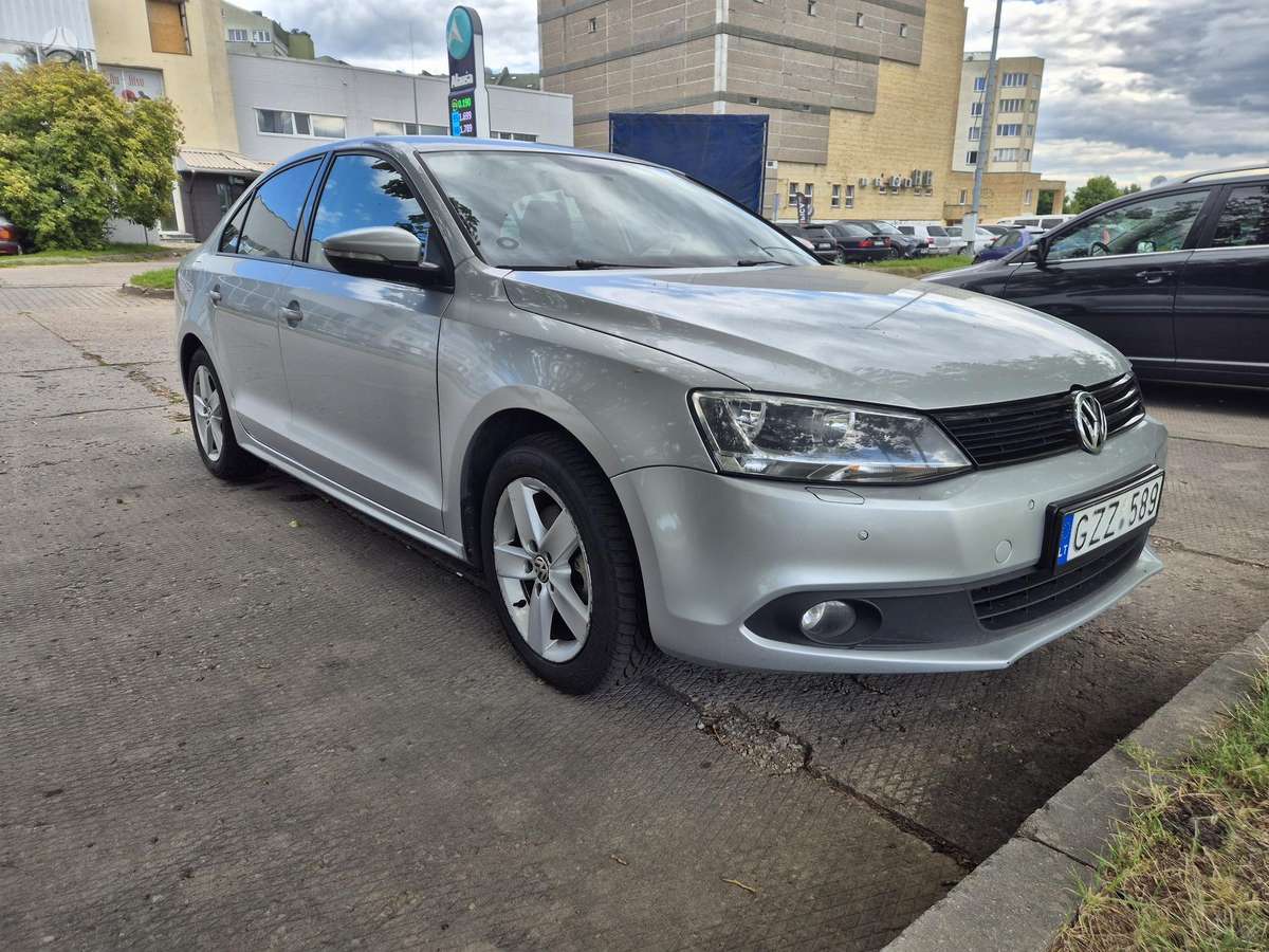 Volkswagen Jetta - 1