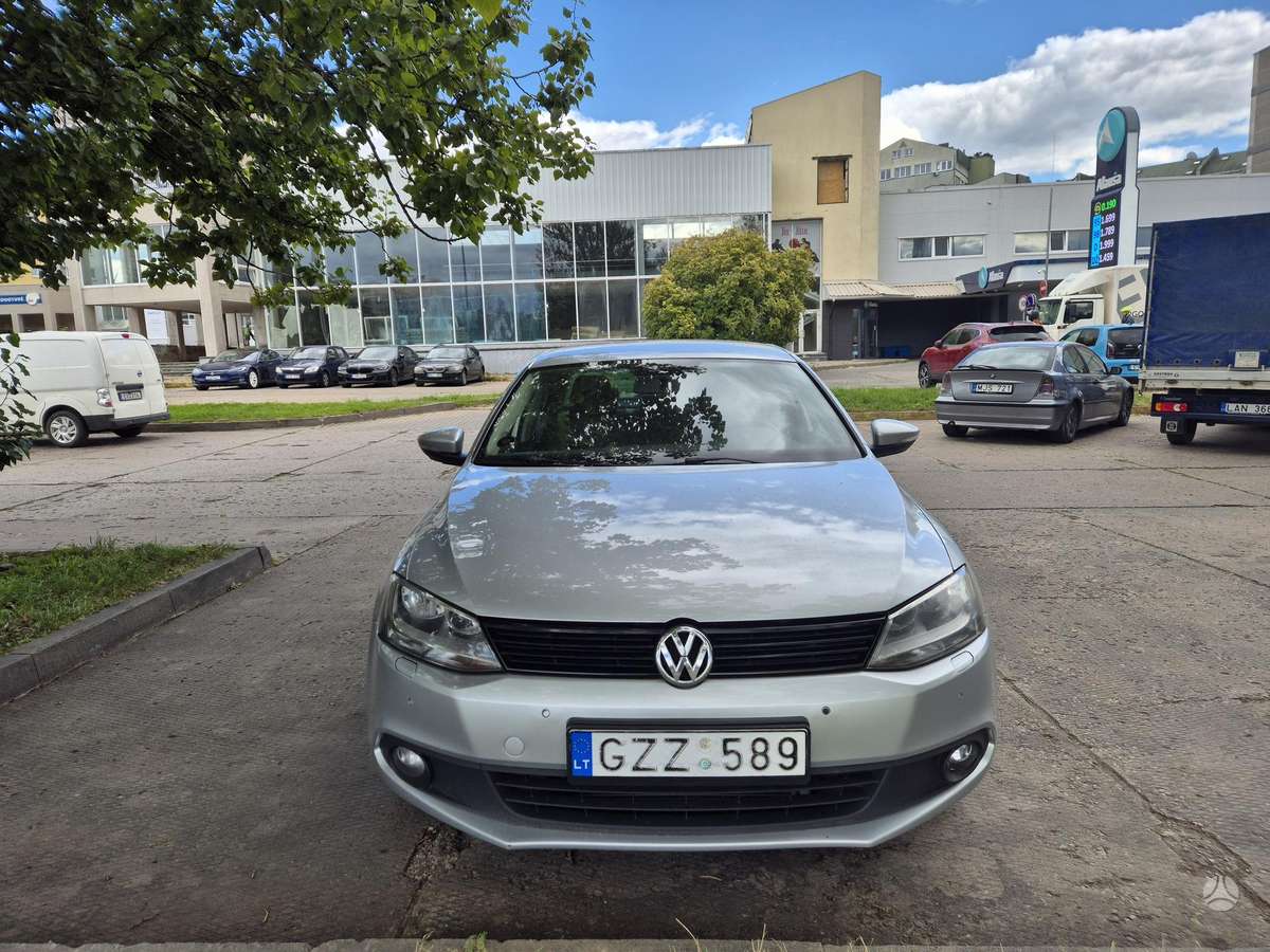 Volkswagen Jetta - 2